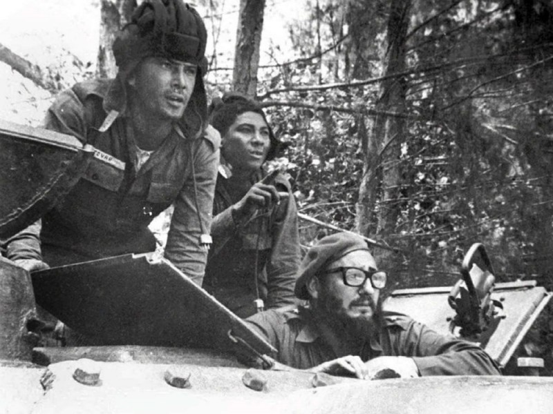 Ngay sau cách mạng Cuba thành công, các thế lực thù địch đã tiến hành nhiều âm mưu, thủ đoạn hòng bóp chết cuộc cách mạng non trẻ. Trong ảnh, Fidel chỉ huy quân đội trong sự kiện Vịnh Con Lợn 1961.