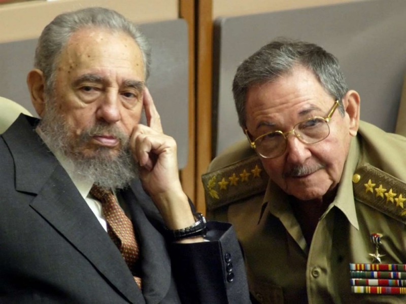 Tháng 7/2006, Fidel tuyên bố rút khỏi các chức vụ lãnh đạo Đảng, Nhà nước Cuba để chuyển giao cho người em, Raul.