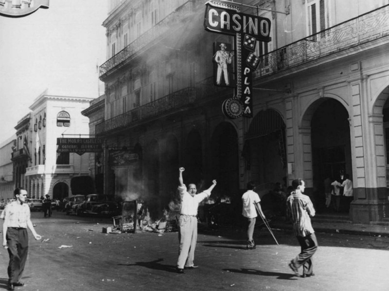 Năm 1959, Cách mạng Cuba thành công. Ảnh trên, những người ủng hộ cách mạng ra đường ở La Habana ăn mừng sự sụp đổ của chính quyền Batista
