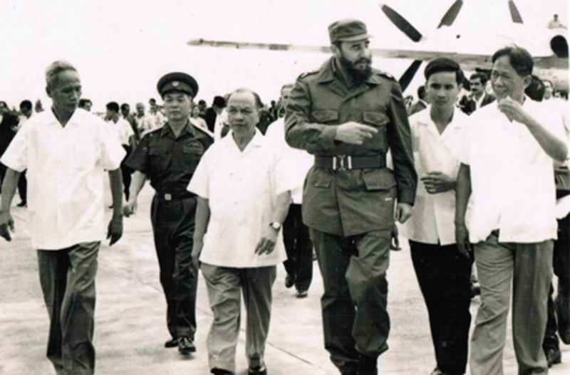 Chủ tịch Fidel Castro đã 3 lần chính thức thăm Việt Nam. Lần đầu tiên là năm 1973. Trong ảnh là nguyên Bí thư Thứ nhất Ban Chấp hành Trung ương Đảng Lao động Việt Nam Lê Duẩn; nguyên Chủ tịch Quốc hội Trường Chinh; nguyên Thủ tướng Phạm Văn Đồng; Đại tướng Võ Nguyên Giáp cùng nhiều đồng chí lãnh đạo Đảng, Nhà nước đón đồng chí Fidel Castro tại sân bay Gia Lâm, trưa ngày 12/9/1973.