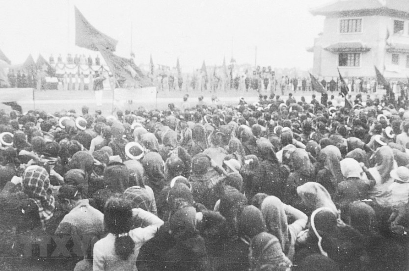 Ngày 12/1/1946, hàng vạn nhân dân Thủ đô tham dự lễ míttinh tại Khu học xá Trung ương (nay là Đại học Bách khoa Hà Nội), chào mừng Chủ tịch Hồ Chí Minh và các đại biểu vừa trúng cử vào Quốc hội khóa I. (Nguồn: Tư liệu TTXVN)