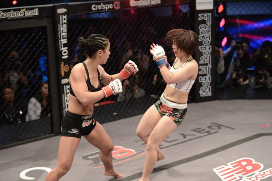 Song Ga Yeon trong một trận đấu với nữ võ sĩ Nhật Bản Takano.