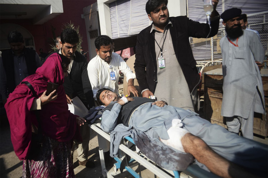 Ahteshan ul-Haq, một sinh viên bị thương trong vụ tấn công, cho biết ký túc xá trường đại học thường xuyên có khoảng 400 sinh viên sinh sống. Rất may là ở thời điểm vụ tấn công xảy ra, nhiều sinh viên đã trở về nhà dịp cuối tuần và chỉ có khoảng 120 sinh viên ở trong ký túc xá.

