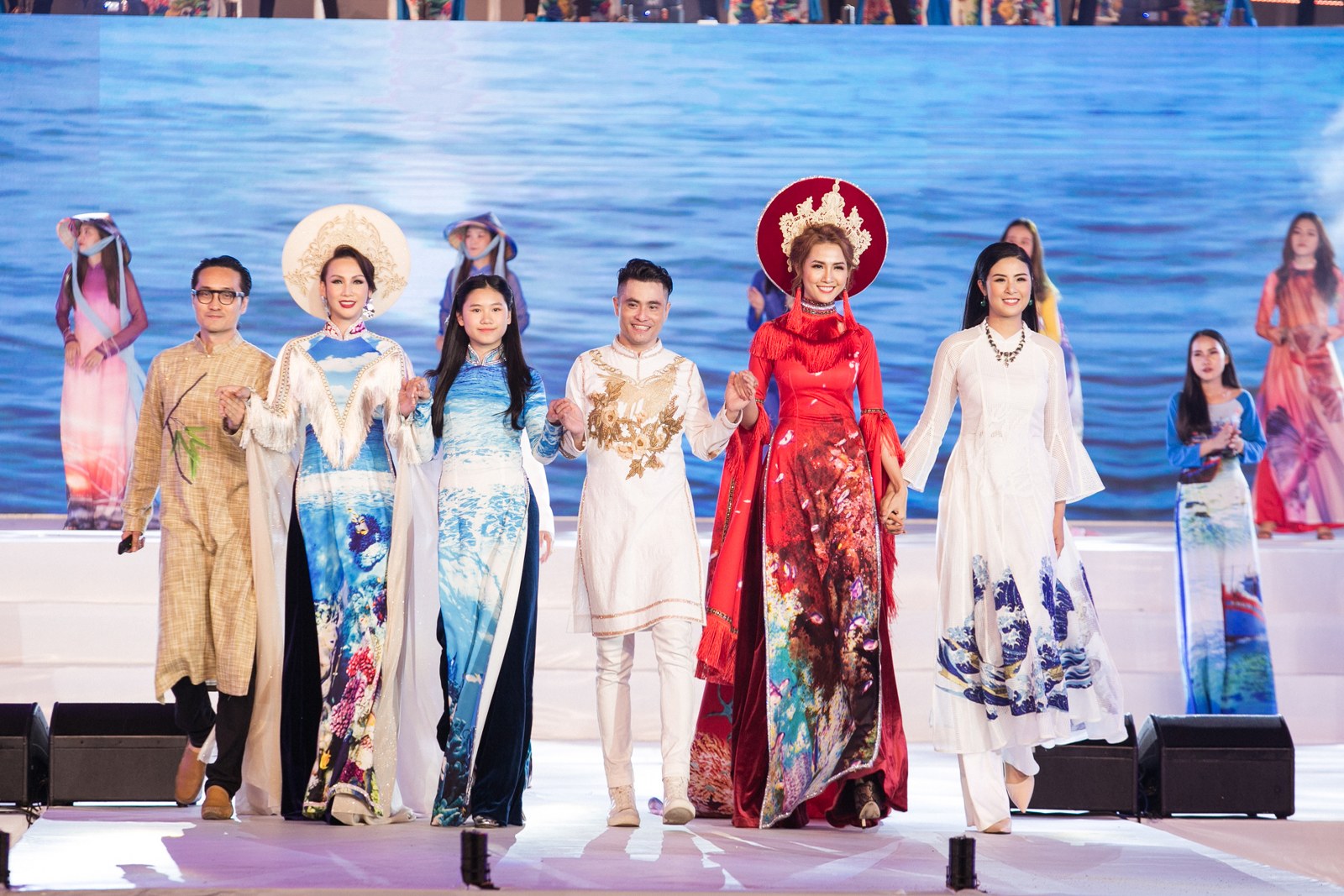 Với thông điệp bảo vệ môi trường biển, NTK Nhật Dũng đã cho ra mắt BST “Ký ức đại dương” vào đúng dịp này để trình diễn trên sân khấu của Festival biển Nha Trang.



