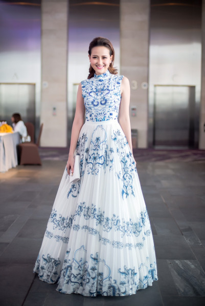 Xuất hiện tại sự kiện, cô chọn chiếc đầm dạ hội xòe màu trắng với hoạ tiết xanh dương tinh tế, lãng mạn của NTK Lê Thanh Hòa, bộ đầm khiến Khánh Ngân lộng lẫy như công chúa