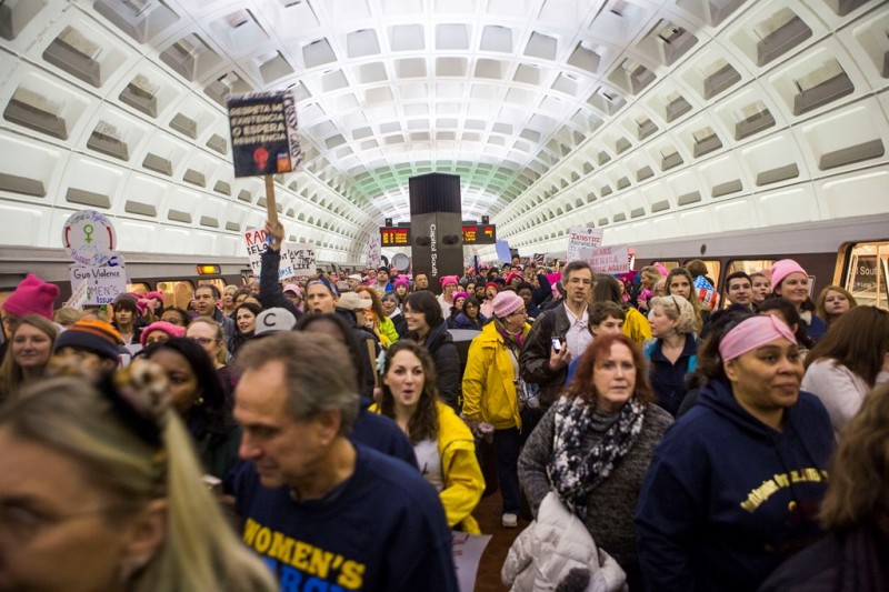 Ga điện ngầm Capital South Metro của Washington D.C. tràn ngập những người đi tuần hành. 
