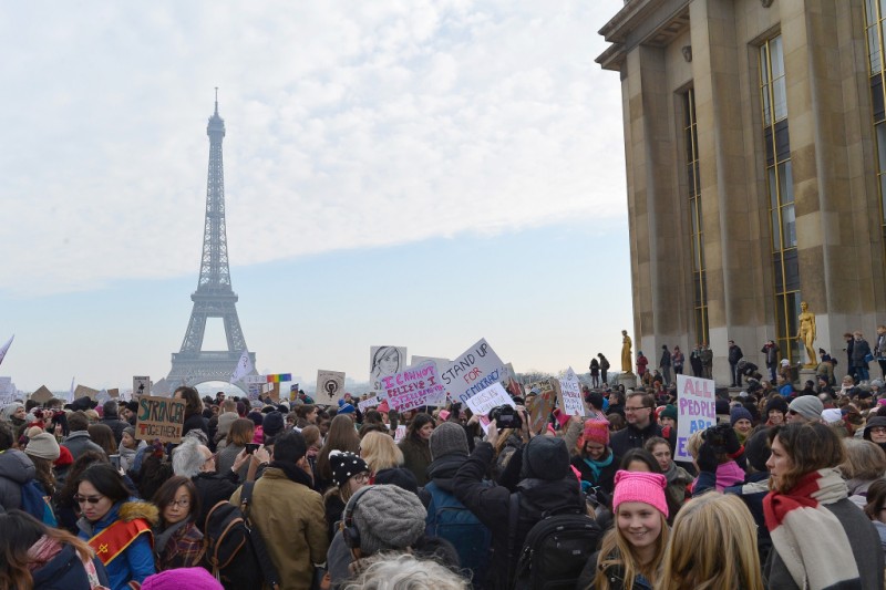 Trong khi đó tại các nước khác, phong trào biểu tình của phụ nữ phản đối ông Trump cũng đã diễn ra rầm rộ trong ngày 21/1. Tại Paris (Pháp), hàng nghìn người, trong đó có nhiều người lao động và các du học sinh Mỹ đang sống tại Pháp, đã tập hợp tại khu vực tháp Eiffel để tuần hành trong không khí khá vui vẻ. 

