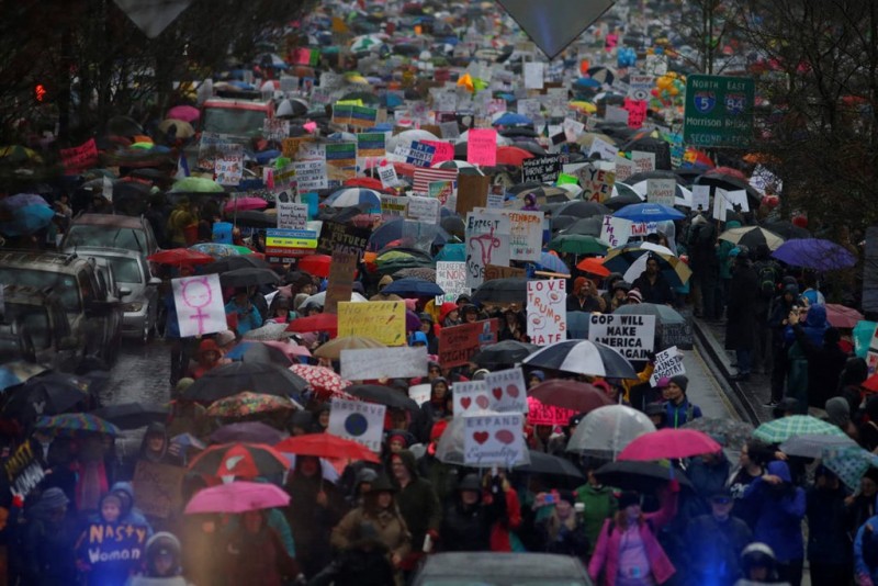 Đoàn người biểu tình đi dưới cơn mưa tại thành phố Portland (bang Oregon). 