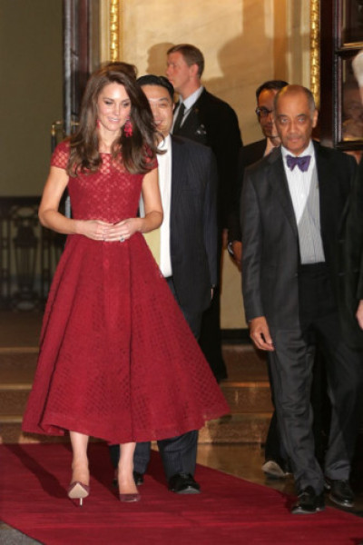 Kate Middleton đã trở thành tâm điểm của sự chú ý khi diện chiếc đầm đỏ dáng dài gợi cảm, khoe khéo vòng eo thon gọn khi xuất hiện trước đám đông hồi tháng 4/2017.