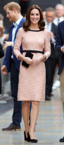 Kate Middleston diện chiếc đầm tông hồng nhẹ nhàng có điểm nhấn là lớp viền gam đen nổi bật, tôn vẻ nữ tính cho cô khi xuất hiện tại một sự kiện diễn ra hồi tháng 10/2017.
