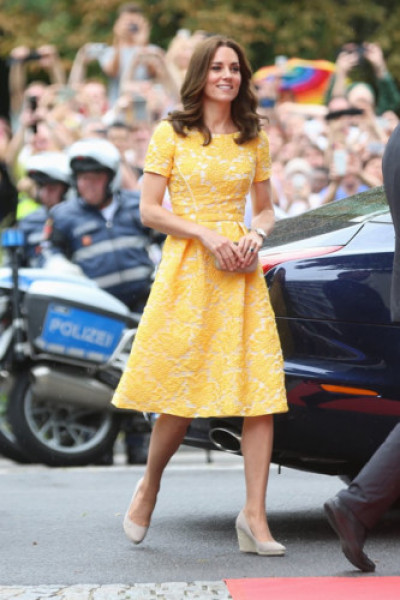 Chiếc đầm gam vàng họa tiết với những đường viền trắng trên nền vải thật tinh tế và phù hợp với dáng người của Công nương Kate. Cô nổi bật tại sự kiện diễn ra hồi tháng 7/2017.