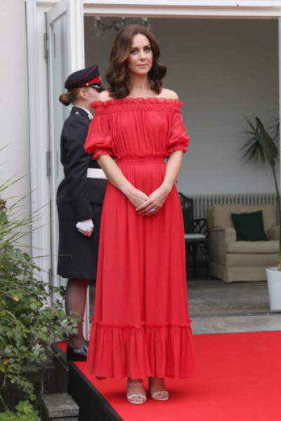 Hiếm khi người ta thấy Kate Middleton diện đầm trễ vai, gam đỏ nổi bật thế này. Trang phục đường phố của cô khiến nhiều chị em cũng phải 