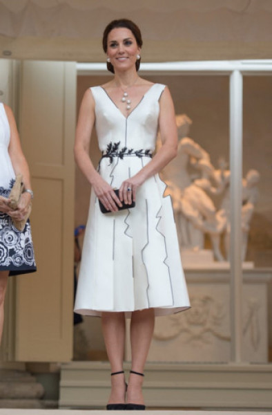 Chiếc đầm gam trắng được thiết kế đơn giản nhưng vẫn giúp bà mẹ hai con khoe dáng xinh tại sự kiện diễn ra hồi tháng 7.