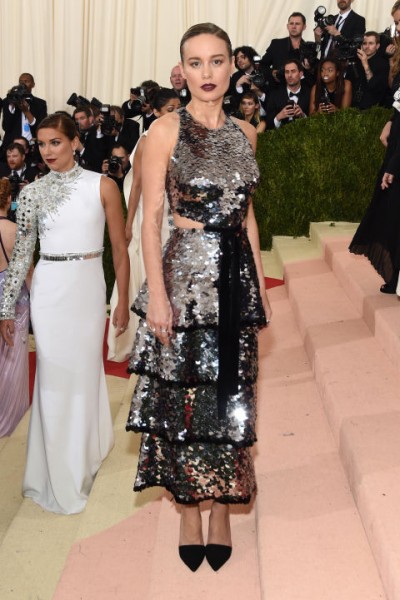 Brie Larson - chủ nhân của tượng vàng Oscar 2015 như đang đeo khiên lên thảm đỏ vậy