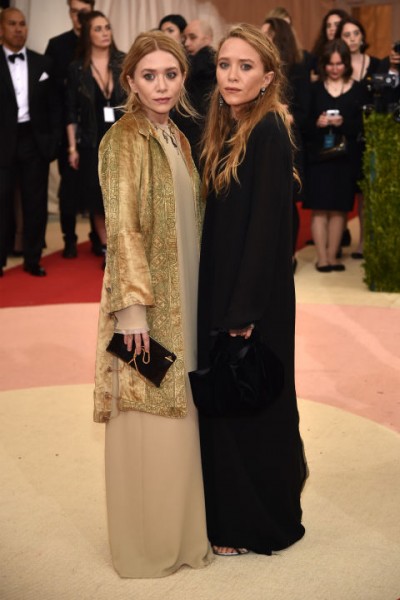 Mary-Kate Ashley Olsen như đang đi lạc tại thảm đỏ