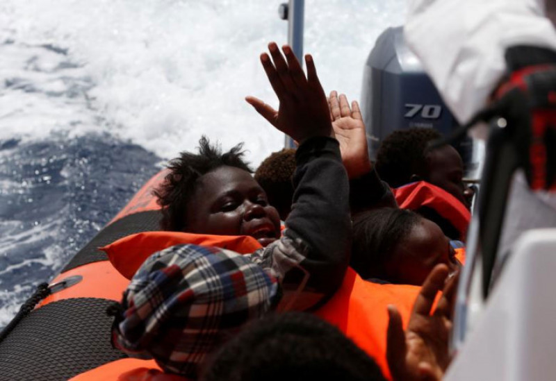 Những người tị nạn này đã được tổ chức cứu hộ người tị nạn trên biển (MOAS) của Malta cứu và đưa lên thuyền Phoenix, trong chiến dịch cứu hộ người tị nạn ở trung tâm Địa Trung Hải. 