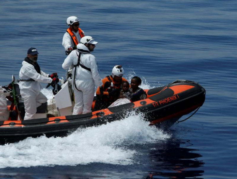 Thuyền cứu hộ Phoenix cứu hộ người tị nạn trên biển.