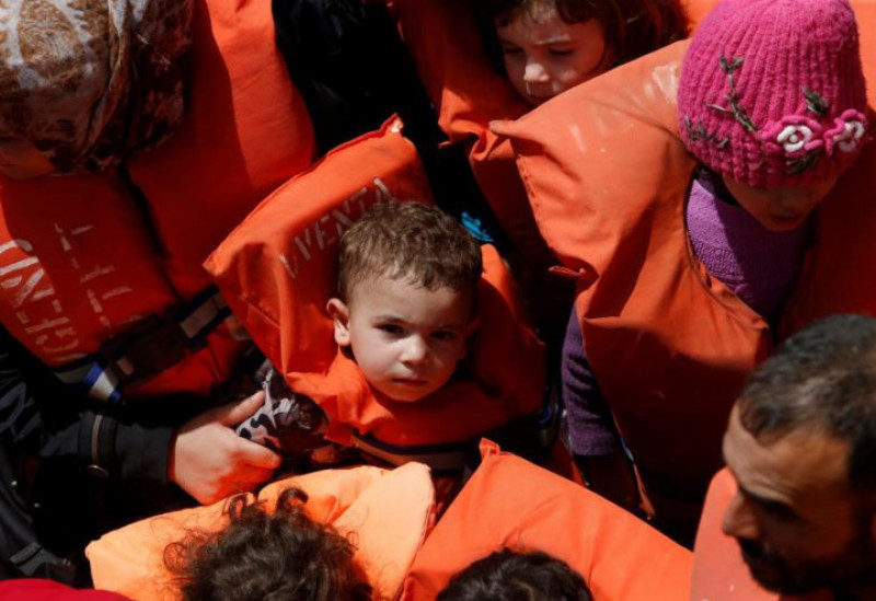 Em bé đang đợi được những người cứu hộ đưa lên thuyền Phoenix trong chiến dịch cứu hộ người tị nạn tại Địa Trung Hải, ngày 4/5.