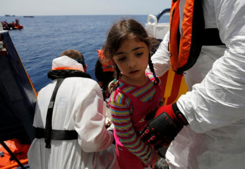 Những người cứu hộ chuẩn bị đưa bé gái này lên thuyền Phoenix.
