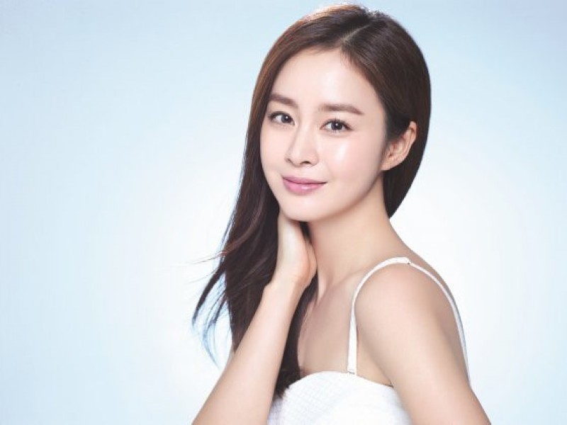 Trong bộ ảnh mới cho Cellcure, Kim Tae Hee chỉ trang điểm rất nhẹ nhàng nhưng vẫn rất rạng ngời. Vẻ đẹp của Kim Tae Hee khiến nhiều người phải ngỡ ngàng.