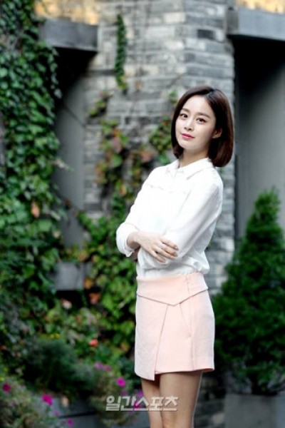 Từ khi nổi tiếng đến giờ, Kim Tae Hee vẫn trung thành với lối trang điểm nhẹ nhàng, tinh tế, thanh thoát.