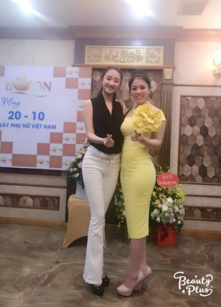 Trên trang cá nhân của Hoa hậu Thu Ngân cũng xuất hiện hình ảnh mới nhất của cô vừa được chụp nhân Ngày Phụ nữ Việt Nam 20/10. Dù mới sinh con, nhưng người đẹp đã nhanh chóng lấy lại được vóc dáng thon gọn, mảnh mai. 