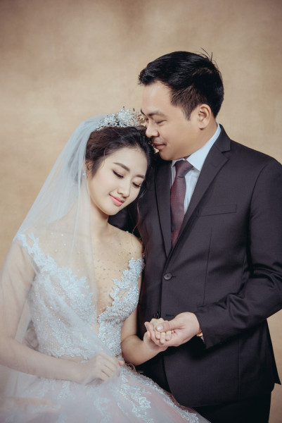 Hoa hậu Thu Ngân kết hôn với doanh nhân Doãn Văn Phương vào tháng 1/2017. Đám cưới của Hoa hậu khiến dư luận xôn xao khi cô lên xe hoa chỉ vài tháng sau khi đăng quang Hoa hậu Bản sắc Việt toàn cầu 2016.