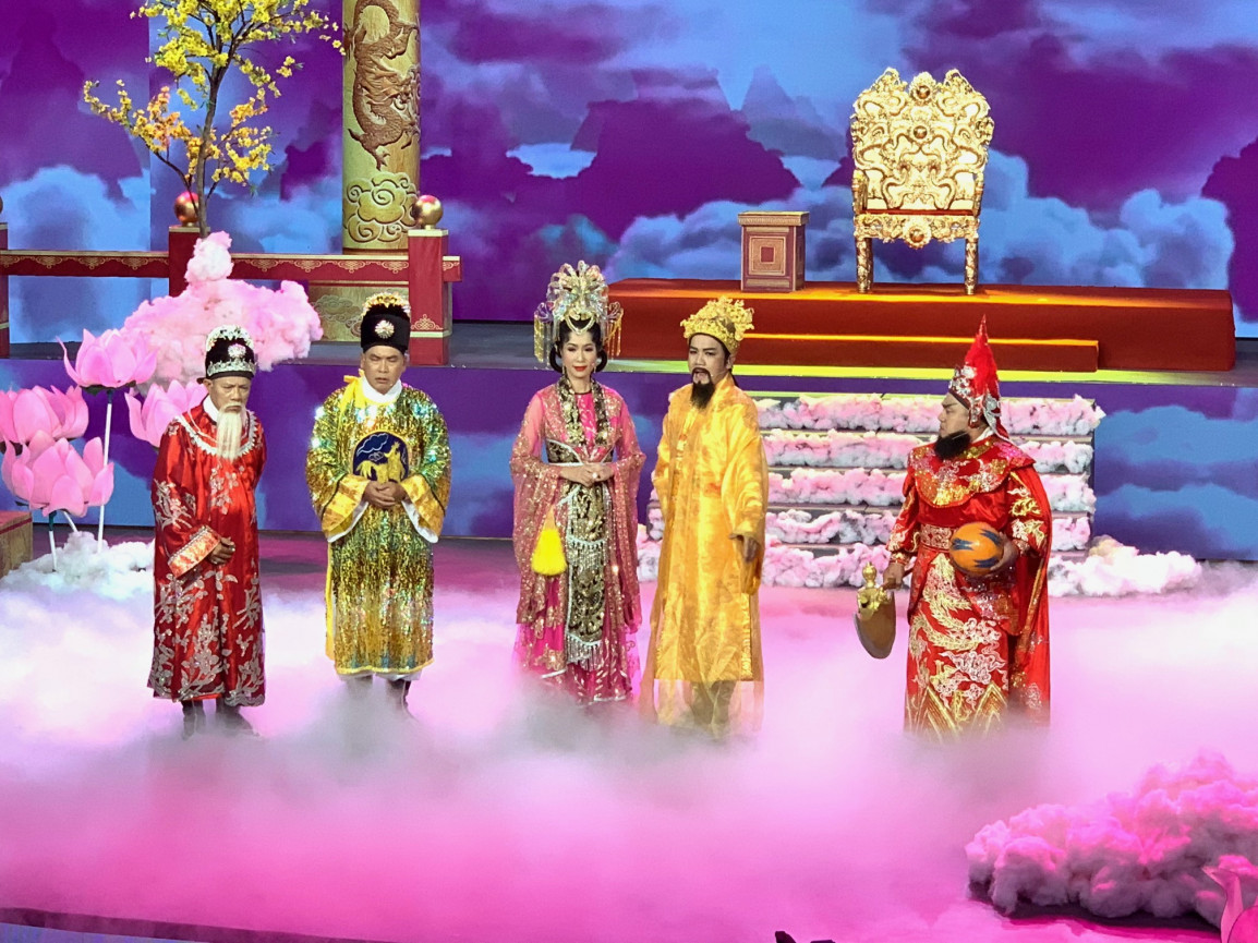 Trịnh Kim Chi chia sẻ, Táo Quân 2019 trên HTV9 có nhiều mới lạ từ kịch bản đến thiết kế sân khấu. Mỗi vai diễn đều có những nét riêng rất rõ rệt, diễn viên có nhiều đất diễn và dễ thể hiện được vai trò của mình. 