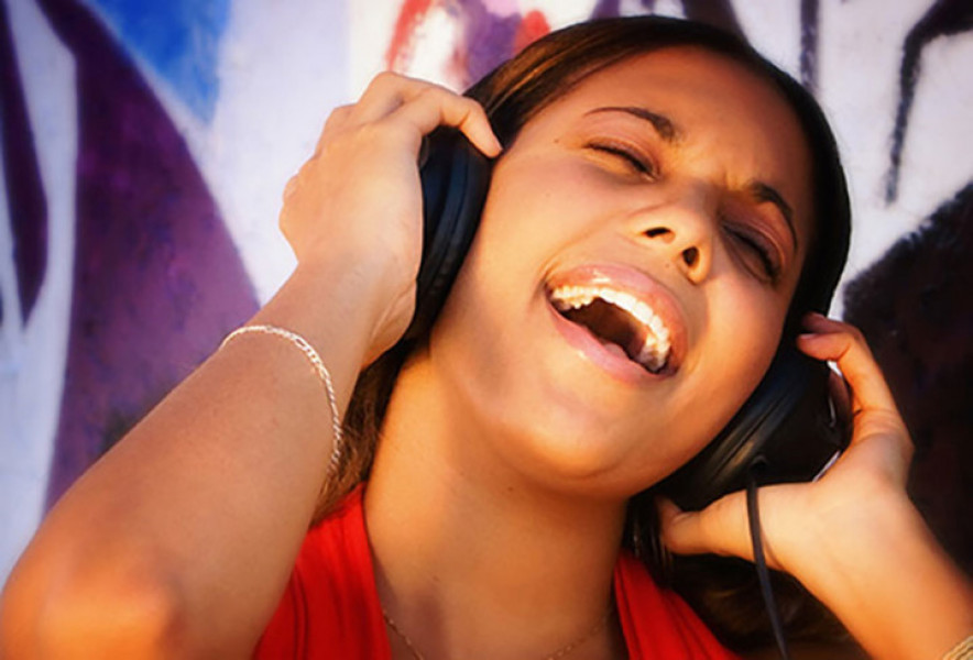 4. Dùng tai nghe với âm thanh quá lớn: bạn có thể làm hư hại vĩnh viễn thính giác của bạn chỉ trong 30 phút. Nhưng nó không chỉ là tai của bạn: thính giác ở người lớn tuổi có liên quan đến các vấn đề về não, như chứng Alzheimer và mất mô não. Vì vậy, đừng nghe lớn hơn 60% âm lượng tối đa của thiết bị đừng nghe liên tục trong vài giờ.