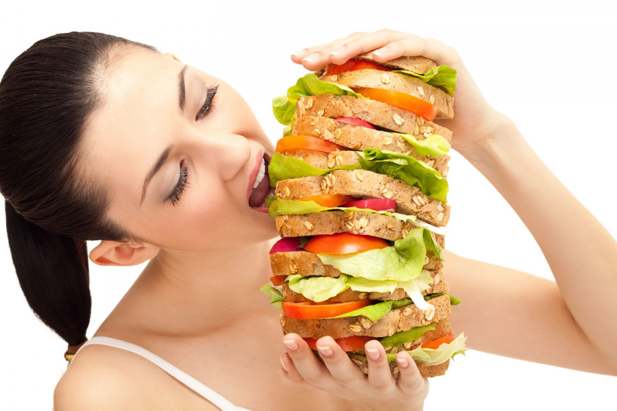 7. Bạn ăn quá nhiều: Nếu bạn ăn quá nhiều thức ăn, thậm chí là thức ăn bổ dưỡng trong một thời gian dài thì bạn có thể bị thừa cân, điều đó có thể gây ra bệnh tim, tiểu đường và huyết áp cao - tất cả đều liên quan đến các vấn đề về não và bệnh Alzheimer.