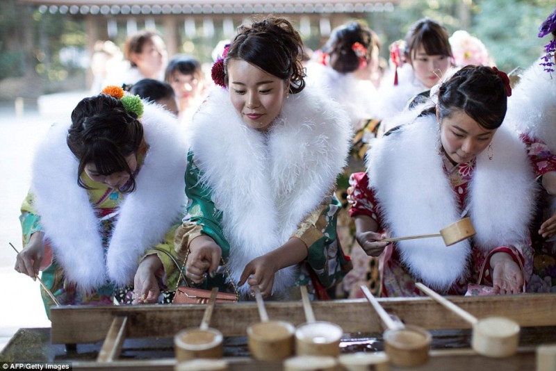 Một số khác lại đến đền Meiji trong thành phố để tham gia Lễ trưởng thành với nghi thức rửa tay tẩy trần.