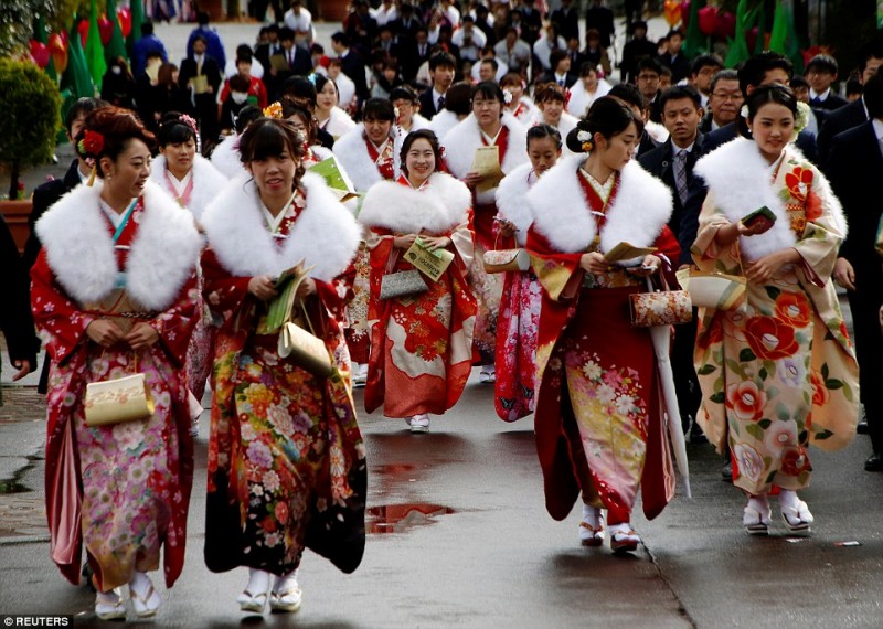 Các thiếu nữ xúng xính trong những bộ kimono rực rỡ sắc màu tham gia Lễ trưởng thành được tổ chức tại Thủ đô Tokyo vào ngày 9/1.