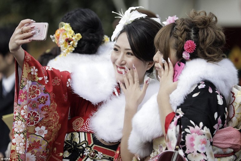 Hai cô gái cùng selfie khoe bộ móng tay được sơn màu và trang trí rực rỡ. Nhiều người phải chi trả số tiền hàng trăm đô la Mỹ để làm đẹp cho bàn tay của mình và chi hơn 10.000 USD để sắm kimono.