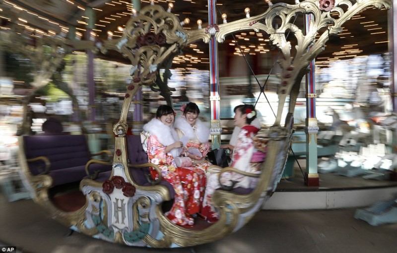 Có nhiều điểm trong thành phố như công viên Toshimaen Amusement hay Tokyo Disneyland để các thiếu nữ đón lễ trưởng thành và tham gia các hoạt động vui chơi giải trí, chụp ảnh cùng chú chuột Mickey và Minnie.