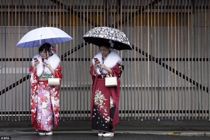 Hai thiếu nữ đang chờ tàu đến công viên Toshimaen Amusement ở Thủ đô Tokyo để tham dự lễ trưởng thành. Về mặt pháp lý, tuổi 20 là mốc tuổi quan trọng ở Nhật Bản vì thanh niên sẽ được quyền uống rượu, hút thuốc và được quyền bỏ phiếu bầu kể từ thời điểm này.