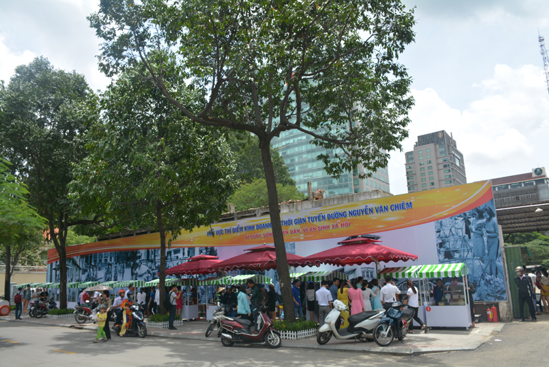 Phố hàng rong Nguyễn Văn Chiêm gồm 20 quầy hàng nằm ở góc Nguyễn Văn Chiêm - Hai Bà Trưng.