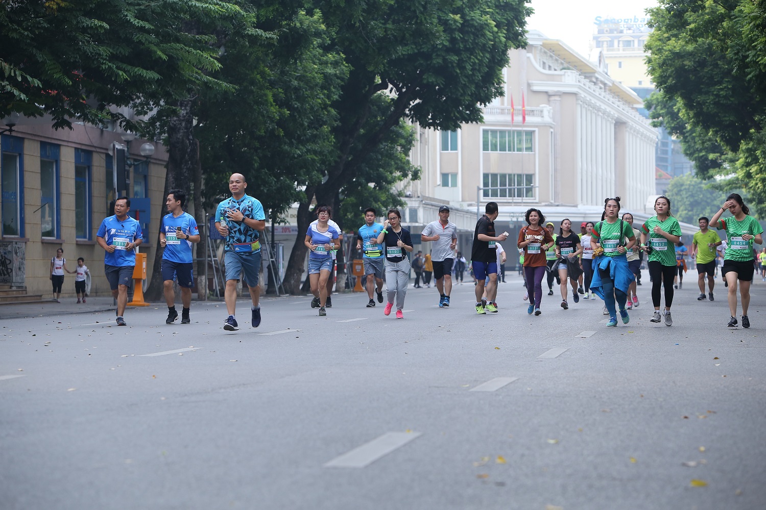 Sau lễ khai mạc, hơn 200 thí sinh háo hức tham gia giải Mottainai Run, giải chạy 3 vòng hồ Gươm. 