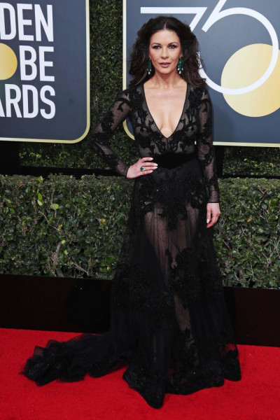 Nữ diễn viên Catherine Zeta Jones xuất hiện đầy tự tin trong bộ đen váy xuyên thấu.