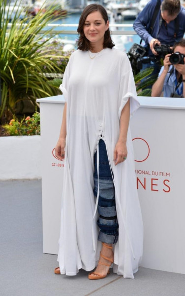 “Bông hồng nước Pháp” Marion Cotillard xuất hiện quần jean hầm hố và áo phông maxi cá tính.