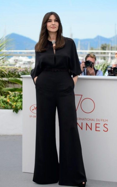 Khác với hình ảnh nóng bỏng trên phim, “quả bom sex” Monica Bellucci xuất hiện nhẹ nhàng và kín đáo trong trang phục jumpsuit đen kín cổng cao tường và chiếc vòng cổ nổi bật.