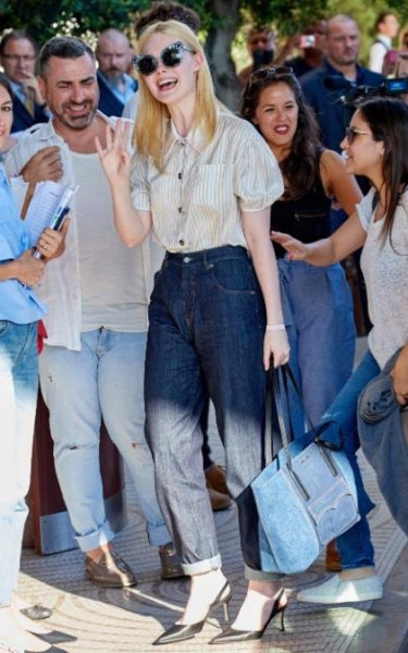 Trở về từ vùng đất thiên thần Riviera, “nàng công chúa” Elle Fanning cũng đã xuất hiện từ sớm tại Cannes hôm 16/5 trong trang phục sơ mi kẻ và quần jean xanh của Miu Miu.