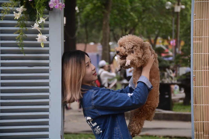 Một cô gái chụp hình cùng chú cún yêu của mình.