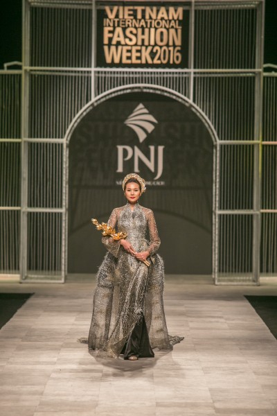 Thanh Hằng lại tiếp tục đảm nhận vị trí khép lại đêm khai mạc Vietnam International Fashion Week Thu Đông 2016 với một thiết kế áo dài lạ mắt của thương hiệu trang sức & kim cương cao cấp