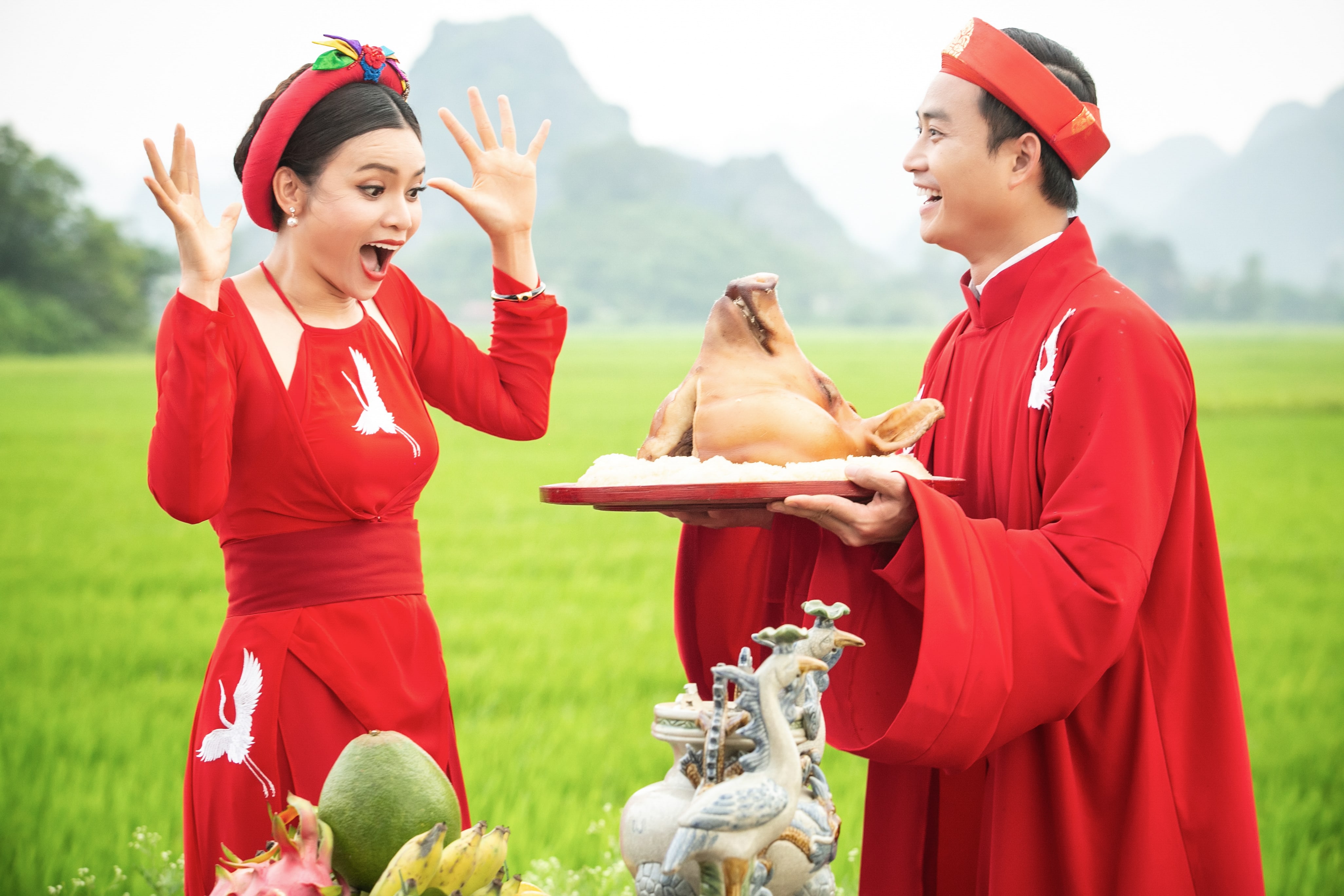 Sau những hình ảnh lãng mạn, cặp đôi khiến đoàn phim cười ngất khi Tiến Lộc “dâng”… thủ lợn đòi… cưới Phạm Phương Thảo. 
