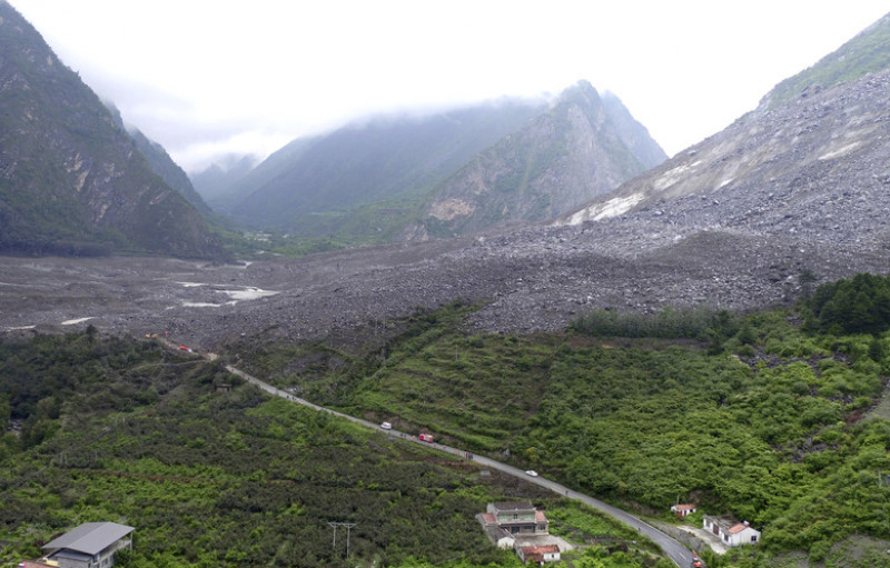 Huyện Mậu hiện đã được đặt trong tình trạng cần cứu trợ thiên tai khẩn cấp với mức độ thiệt hại địa chất cấp I - cấp rất nghiêm trọng. Lở núi đã gây tắc dòng sông chảy qua làng Tân Ma khoảng 2 km và chôn vùi 1,6km đường. 

