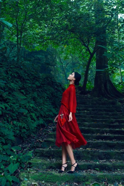 Trong bộ đầm satin đỏ, mềm mại, Hương Ly nổi bật trên nền xanh ngắt cây rừng ở Ba Vì, Hà Nội
