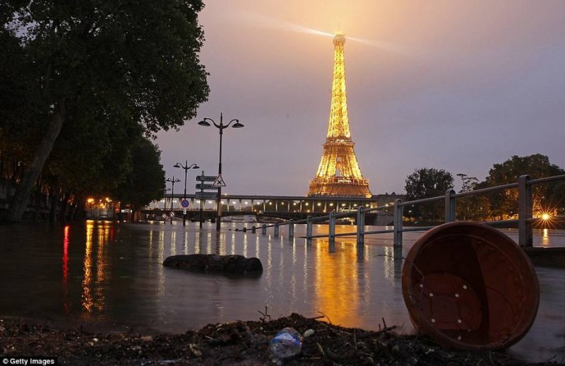 Tháp Eiffel như mọc lên từ mặt nước.