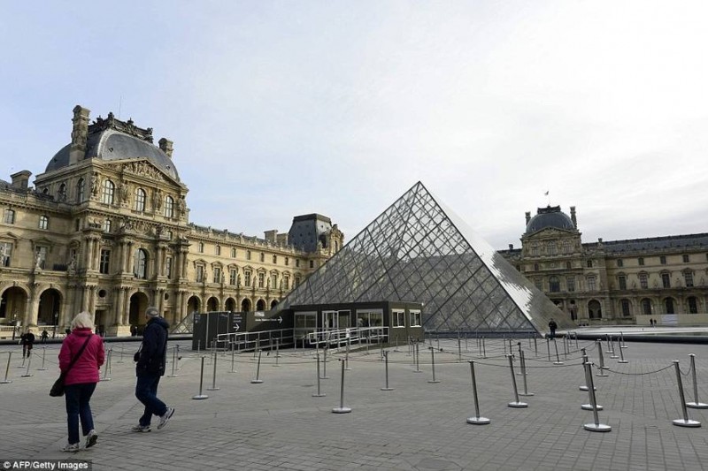 Viện bảo tàng Louvre và bảo tàng Orsay nằm bên bờ sông Seine đã thông báo đóng cửa ba ngày để áp dụng các biện pháp bảo vệ di tích và tác phẩm nghệ thuật trong bảo tàng.