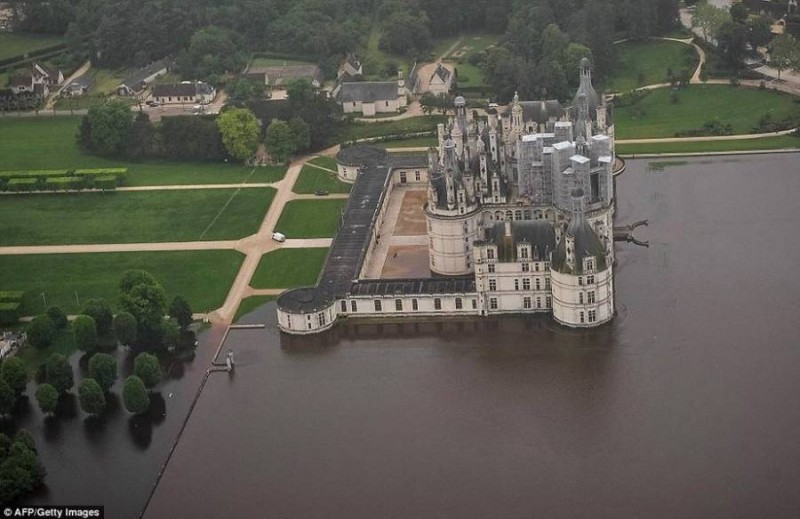 Lâu đài hoàng gia Chambord ở Loir-et-Cher miền Trung nước Pháp ngập trong nước.