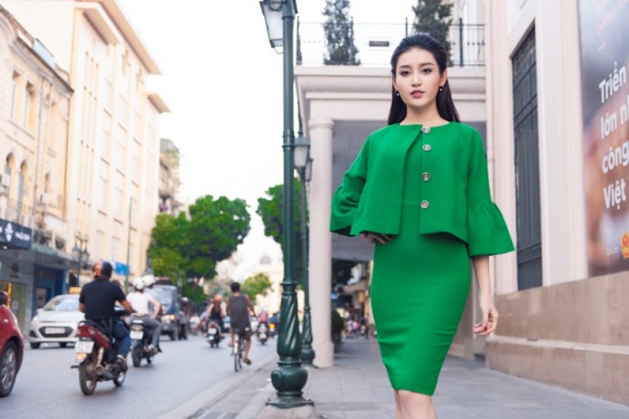 Váy bó và áo khoác tay loe, trông Á hậu Việt Nam 2014 thật dịu dàng, nữ tính.